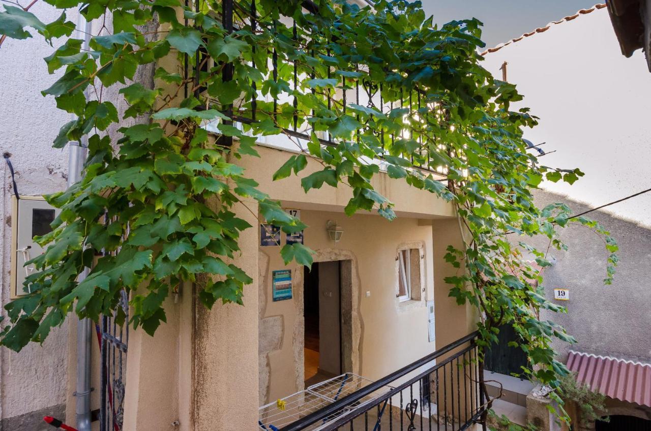 Under Ancient Roofs Vrbnik Exterior foto